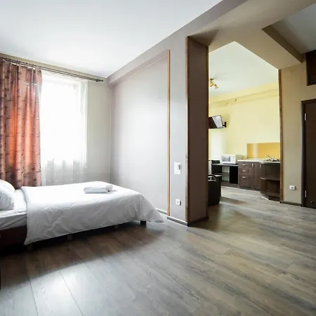 на площі митній