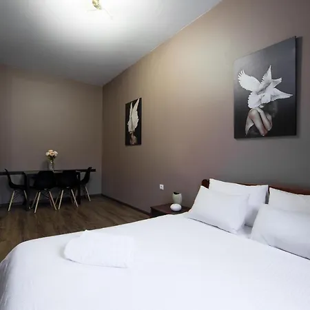 на площі митній