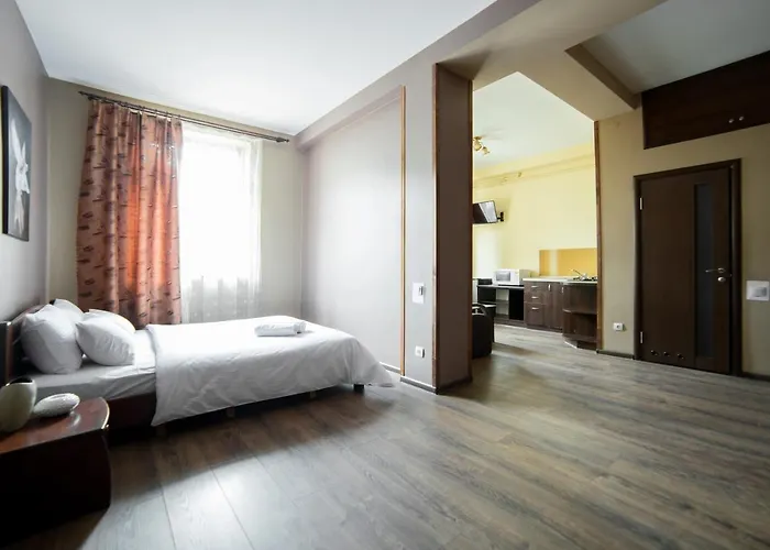 на площі митній