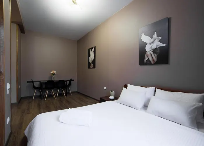 на площі митній